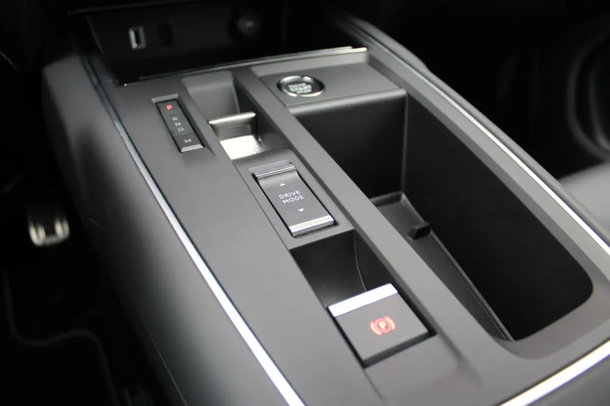 1.2 145PK AUTOMAAT Hybrid ë-SERIES | ELEKTRISCH BEDIENBARE BESTUURDERSSTOEL | APPLE CARPLAY/ANDROID AUTO | NAVIGATIE | FULL LED KOPLAMPEN | CLIMATE CONTROL | DAB+ RADIO | 19" LICHTMETALEN V