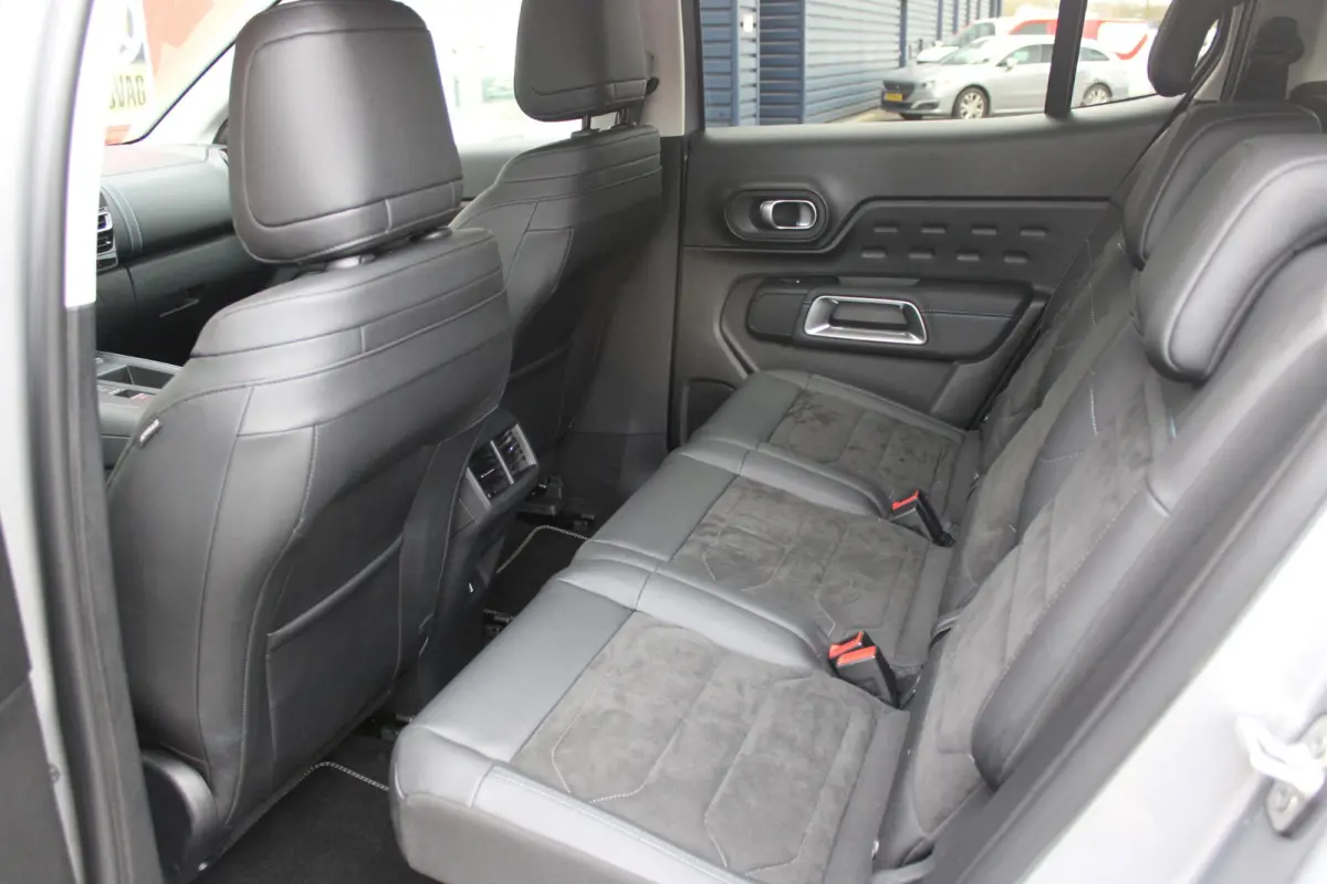 1.2 145PK AUTOMAAT Hybrid ë-SERIES | ELEKTRISCH BEDIENBARE BESTUURDERSSTOEL | APPLE CARPLAY/ANDROID AUTO | NAVIGATIE | FULL LED KOPLAMPEN | CLIMATE CONTROL | DAB+ RADIO | 19" LICHTMETALEN V