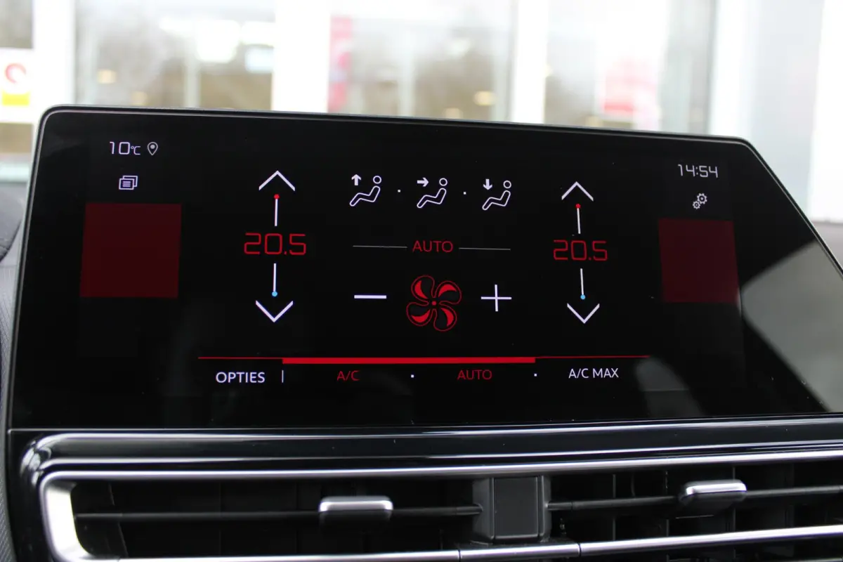 1.2 145PK AUTOMAAT Hybrid ë-SERIES | ELEKTRISCH BEDIENBARE BESTUURDERSSTOEL | APPLE CARPLAY/ANDROID AUTO | NAVIGATIE | FULL LED KOPLAMPEN | CLIMATE CONTROL | DAB+ RADIO | 19" LICHTMETALEN V