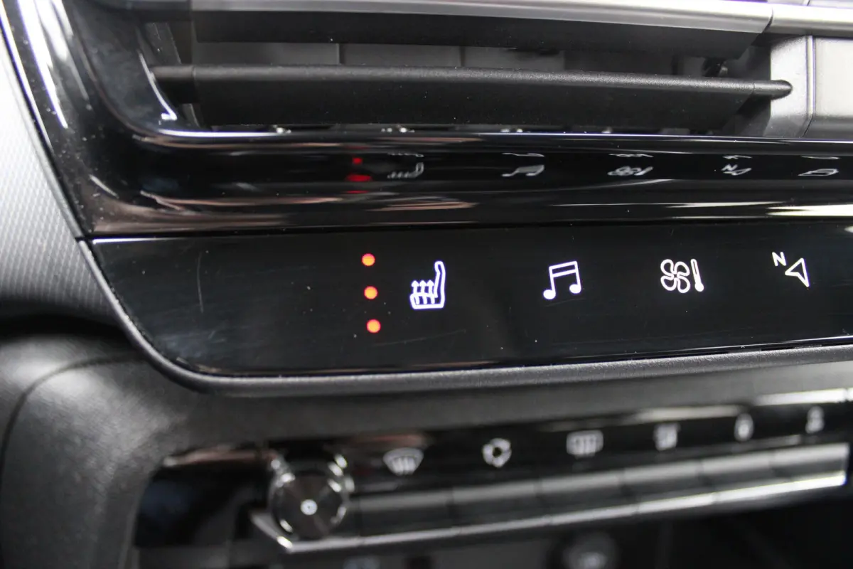 1.2 145PK AUTOMAAT Hybrid ë-SERIES | ELEKTRISCH BEDIENBARE BESTUURDERSSTOEL | APPLE CARPLAY/ANDROID AUTO | NAVIGATIE | FULL LED KOPLAMPEN | CLIMATE CONTROL | DAB+ RADIO | 19" LICHTMETALEN V