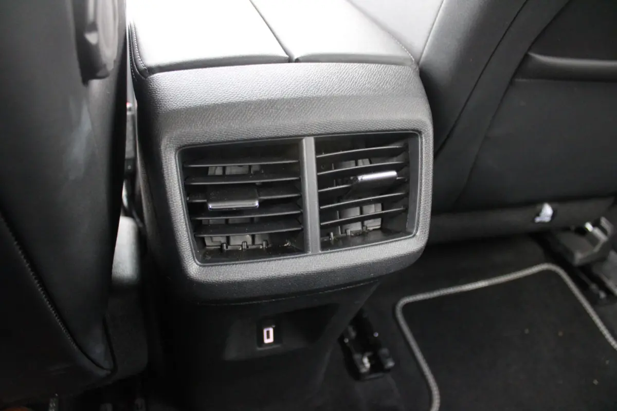 1.2 145PK AUTOMAAT Hybrid ë-SERIES | ELEKTRISCH BEDIENBARE BESTUURDERSSTOEL | APPLE CARPLAY/ANDROID AUTO | NAVIGATIE | FULL LED KOPLAMPEN | CLIMATE CONTROL | DAB+ RADIO | 19" LICHTMETALEN V
