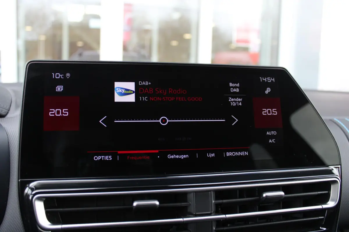 1.2 145PK AUTOMAAT Hybrid ë-SERIES | ELEKTRISCH BEDIENBARE BESTUURDERSSTOEL | APPLE CARPLAY/ANDROID AUTO | NAVIGATIE | FULL LED KOPLAMPEN | CLIMATE CONTROL | DAB+ RADIO | 19" LICHTMETALEN V