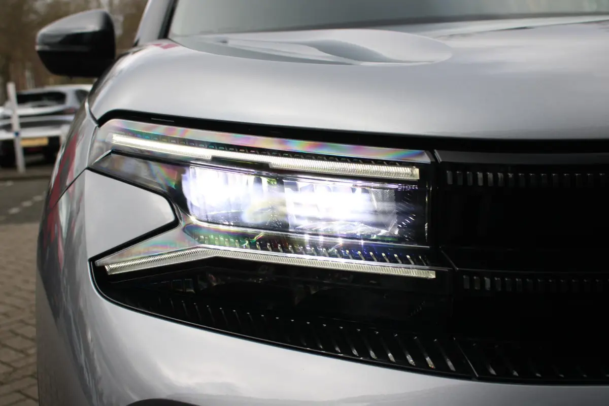 1.2 145PK AUTOMAAT Hybrid ë-SERIES | ELEKTRISCH BEDIENBARE BESTUURDERSSTOEL | APPLE CARPLAY/ANDROID AUTO | NAVIGATIE | FULL LED KOPLAMPEN | CLIMATE CONTROL | DAB+ RADIO | 19" LICHTMETALEN V