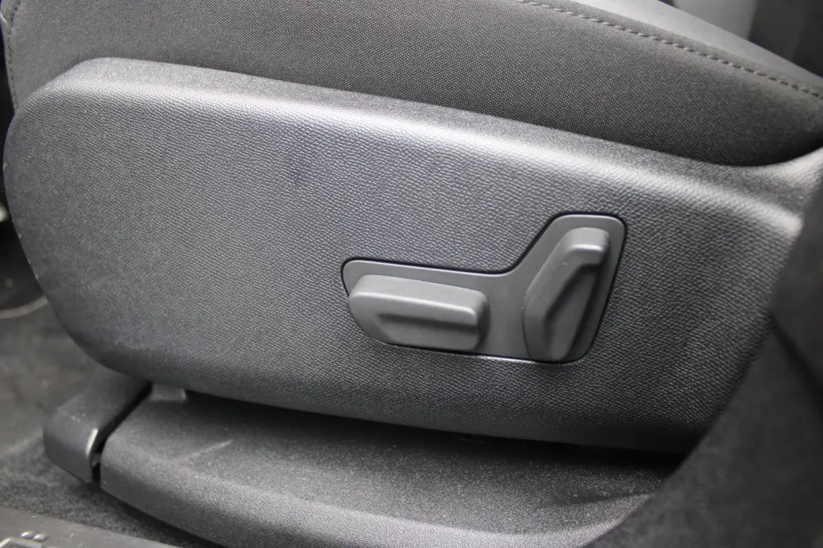 1.2 145PK AUTOMAAT Hybrid ë-SERIES | ELEKTRISCH BEDIENBARE BESTUURDERSSTOEL | APPLE CARPLAY/ANDROID AUTO | NAVIGATIE | FULL LED KOPLAMPEN | CLIMATE CONTROL | DAB+ RADIO | 19" LICHTMETALEN V