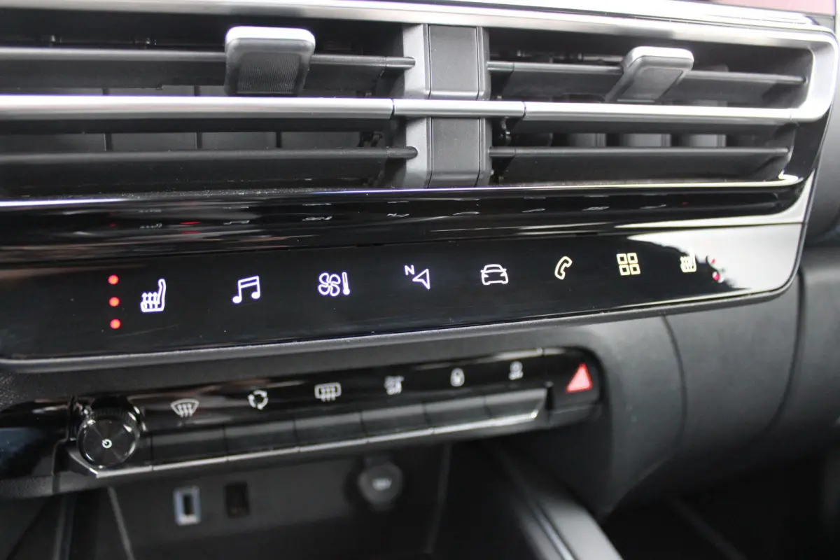 1.2 145PK AUTOMAAT Hybrid ë-SERIES | ELEKTRISCH BEDIENBARE BESTUURDERSSTOEL | APPLE CARPLAY/ANDROID AUTO | NAVIGATIE | FULL LED KOPLAMPEN | CLIMATE CONTROL | DAB+ RADIO | 19" LICHTMETALEN V