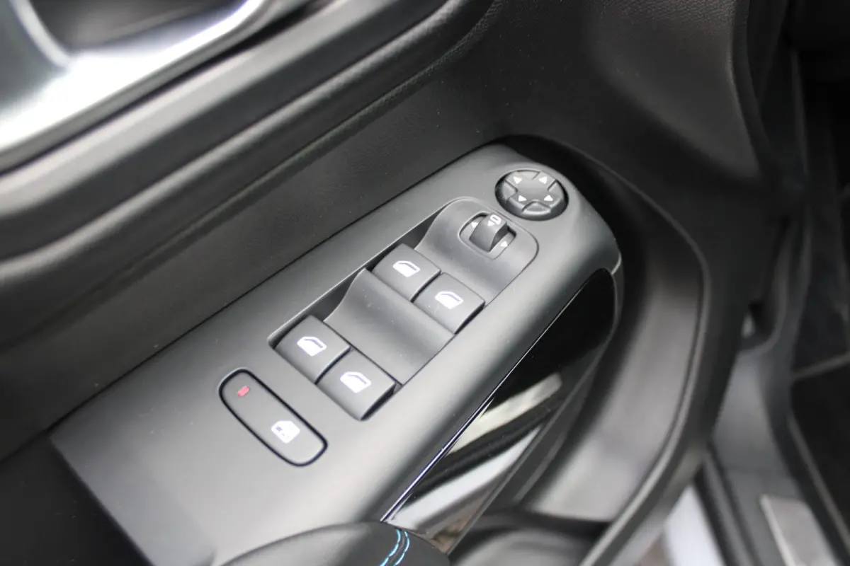 1.2 145PK AUTOMAAT Hybrid ë-SERIES | ELEKTRISCH BEDIENBARE BESTUURDERSSTOEL | APPLE CARPLAY/ANDROID AUTO | NAVIGATIE | FULL LED KOPLAMPEN | CLIMATE CONTROL | DAB+ RADIO | 19" LICHTMETALEN V