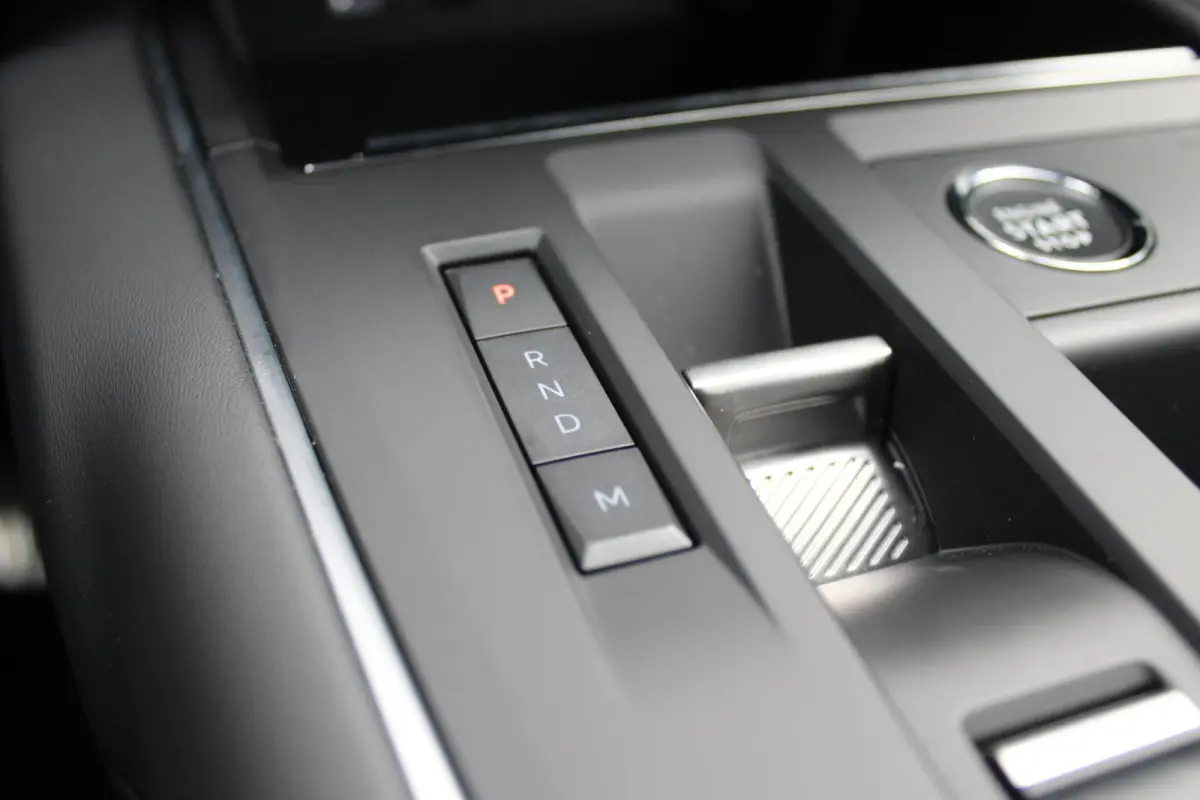 1.2 145PK AUTOMAAT Hybrid ë-SERIES | ELEKTRISCH BEDIENBARE BESTUURDERSSTOEL | APPLE CARPLAY/ANDROID AUTO | NAVIGATIE | FULL LED KOPLAMPEN | CLIMATE CONTROL | DAB+ RADIO | 19" LICHTMETALEN V