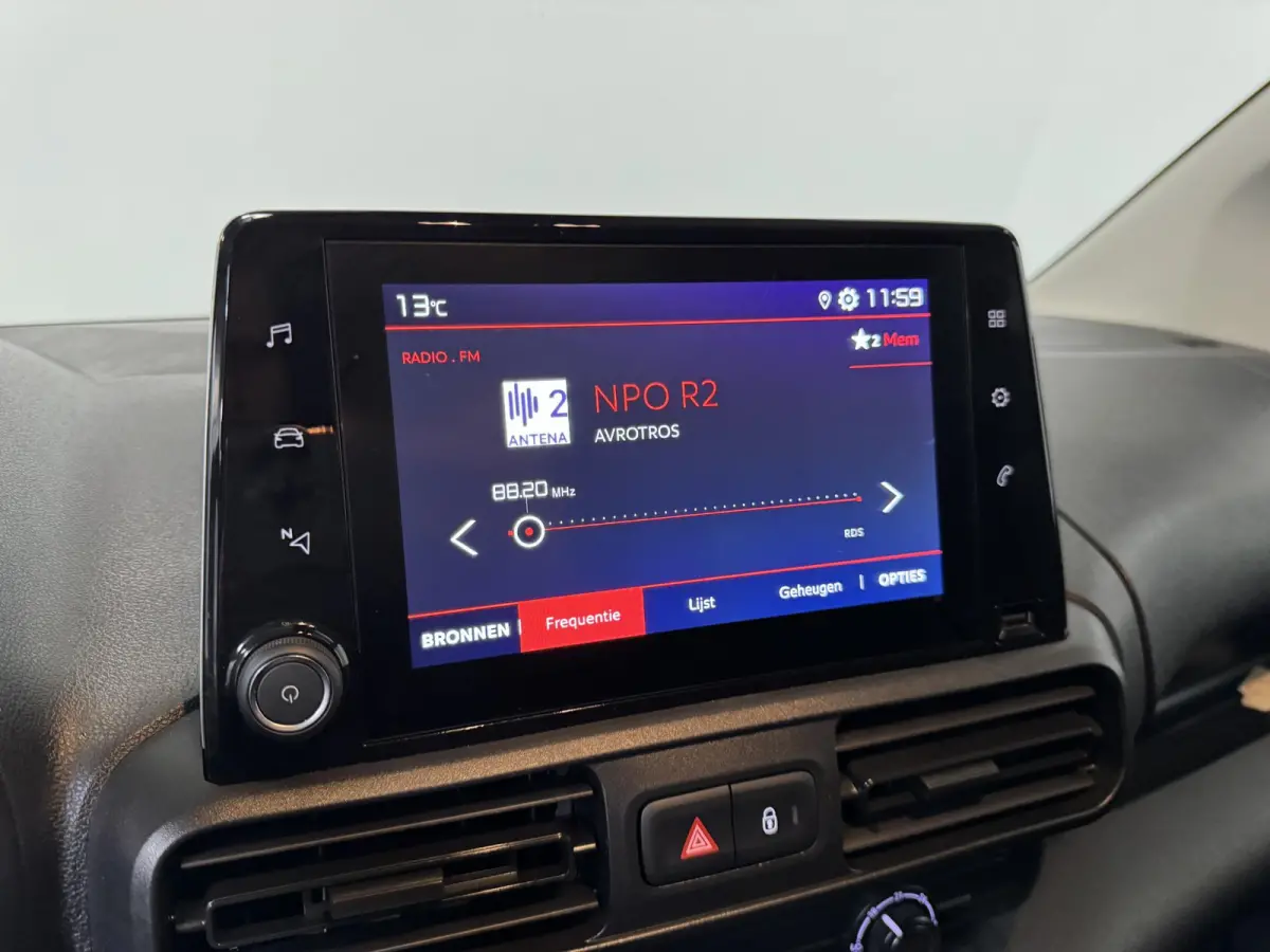 130PK Automaat L2 Navigatie Apple carplay/ Android Auto Cruise control Trekhaak parkeersensoren 3-Zits Euro6