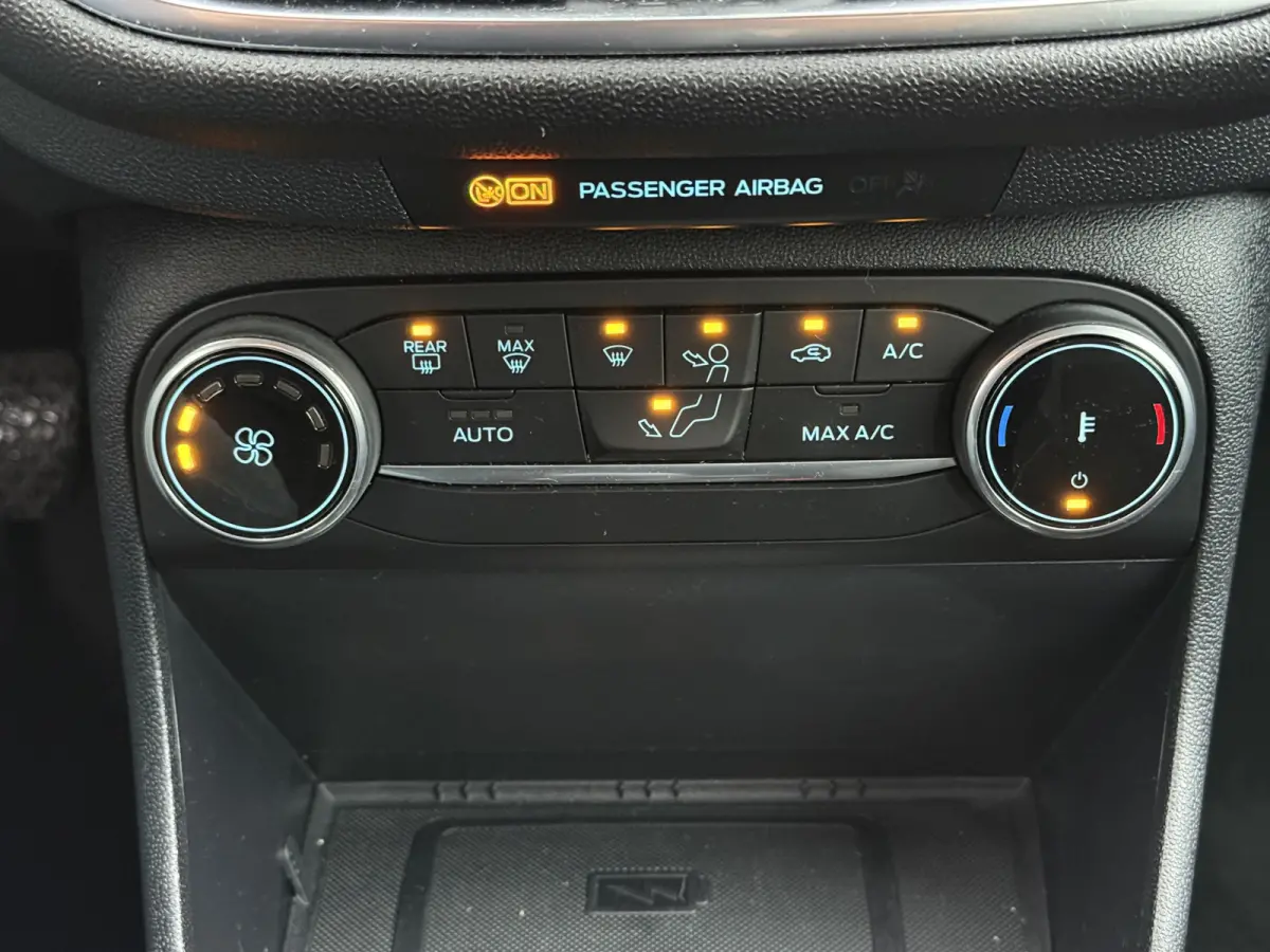 1.0 EcoBoost 100PK Titanium KEYLESS | LED | AIRCO | PDC | CRUISE