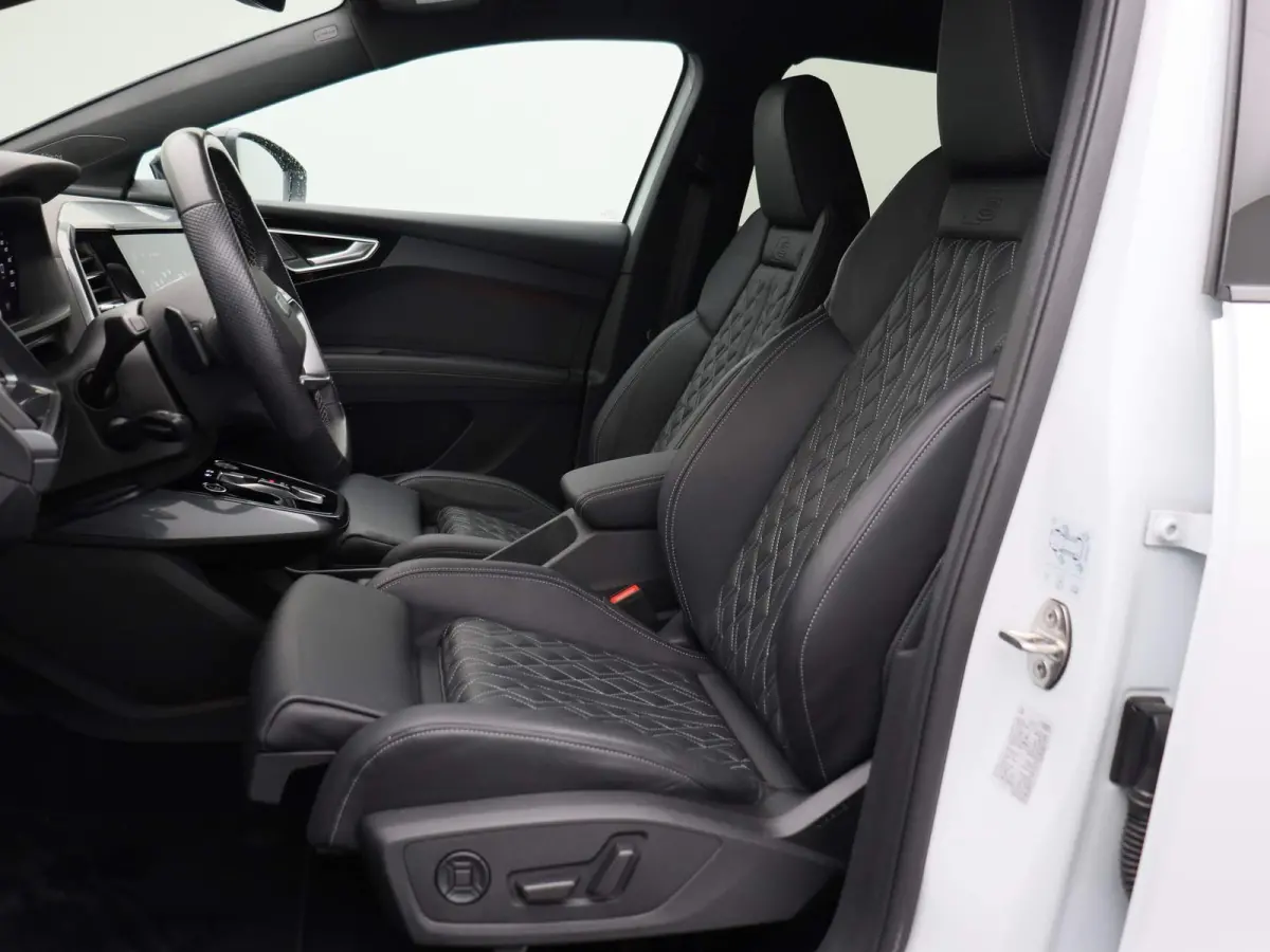 50 quattro S edition 77 kWh 299 PK | Navigatie Pro | Sonos Premium | Dynamiekpakket plus | Comfortpakket plus | Comfortsleutel | Veiligheidspakket plus | Achteruitrijcamera | Optiekpakket zw