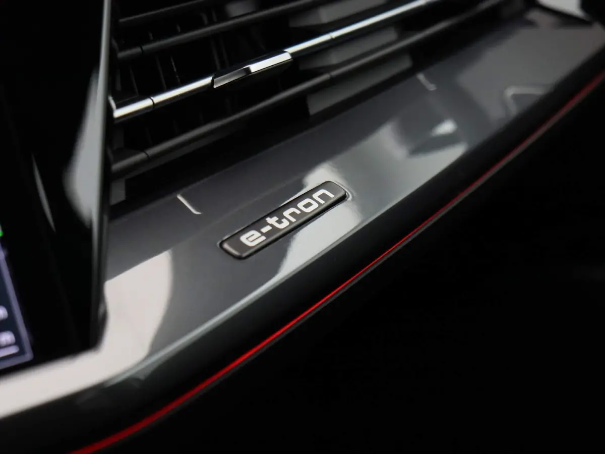 50 quattro S edition 77 kWh 299 PK | Navigatie Pro | Sonos Premium | Dynamiekpakket plus | Comfortpakket plus | Comfortsleutel | Veiligheidspakket plus | Achteruitrijcamera | Optiekpakket zw