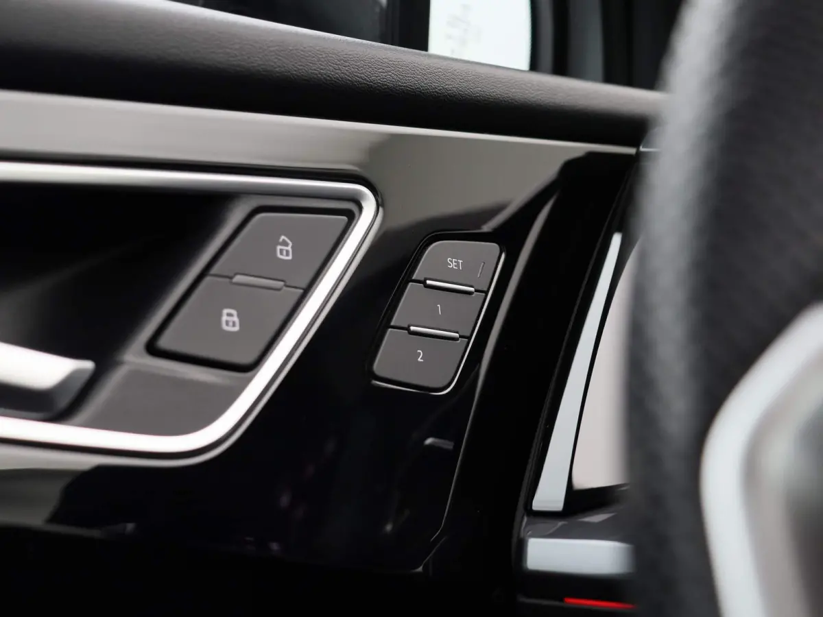 50 quattro S edition 77 kWh 299 PK | Navigatie Pro | Sonos Premium | Dynamiekpakket plus | Comfortpakket plus | Comfortsleutel | Veiligheidspakket plus | Achteruitrijcamera | Optiekpakket zw