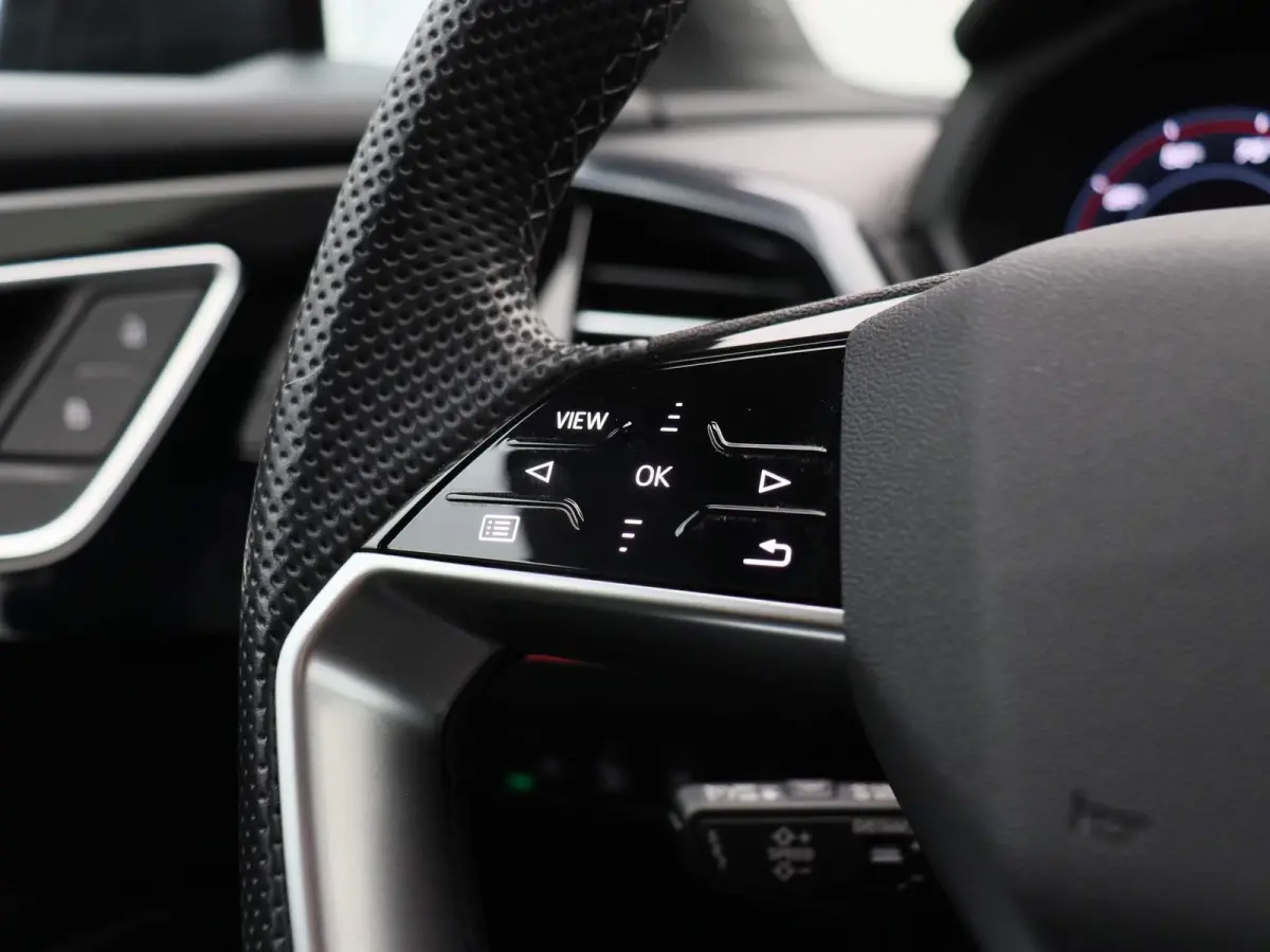 50 quattro S edition 77 kWh 299 PK | Navigatie Pro | Sonos Premium | Dynamiekpakket plus | Comfortpakket plus | Comfortsleutel | Veiligheidspakket plus | Achteruitrijcamera | Optiekpakket zw