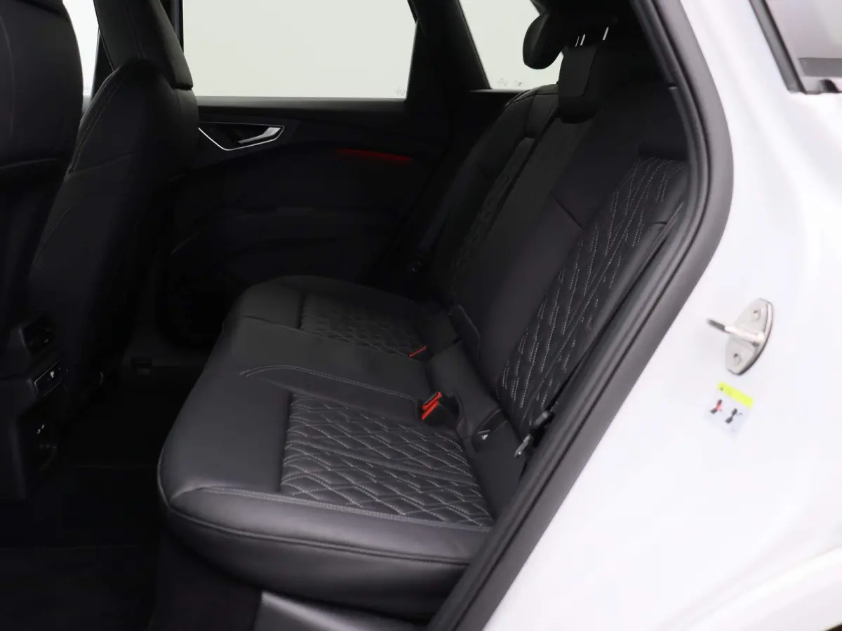 50 quattro S edition 77 kWh 299 PK | Navigatie Pro | Sonos Premium | Dynamiekpakket plus | Comfortpakket plus | Comfortsleutel | Veiligheidspakket plus | Achteruitrijcamera | Optiekpakket zw