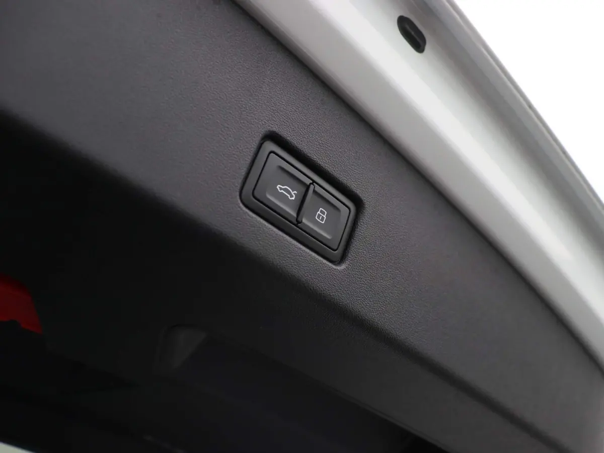 50 quattro S edition 77 kWh 299 PK | Navigatie Pro | Sonos Premium | Dynamiekpakket plus | Comfortpakket plus | Comfortsleutel | Veiligheidspakket plus | Achteruitrijcamera | Optiekpakket zw