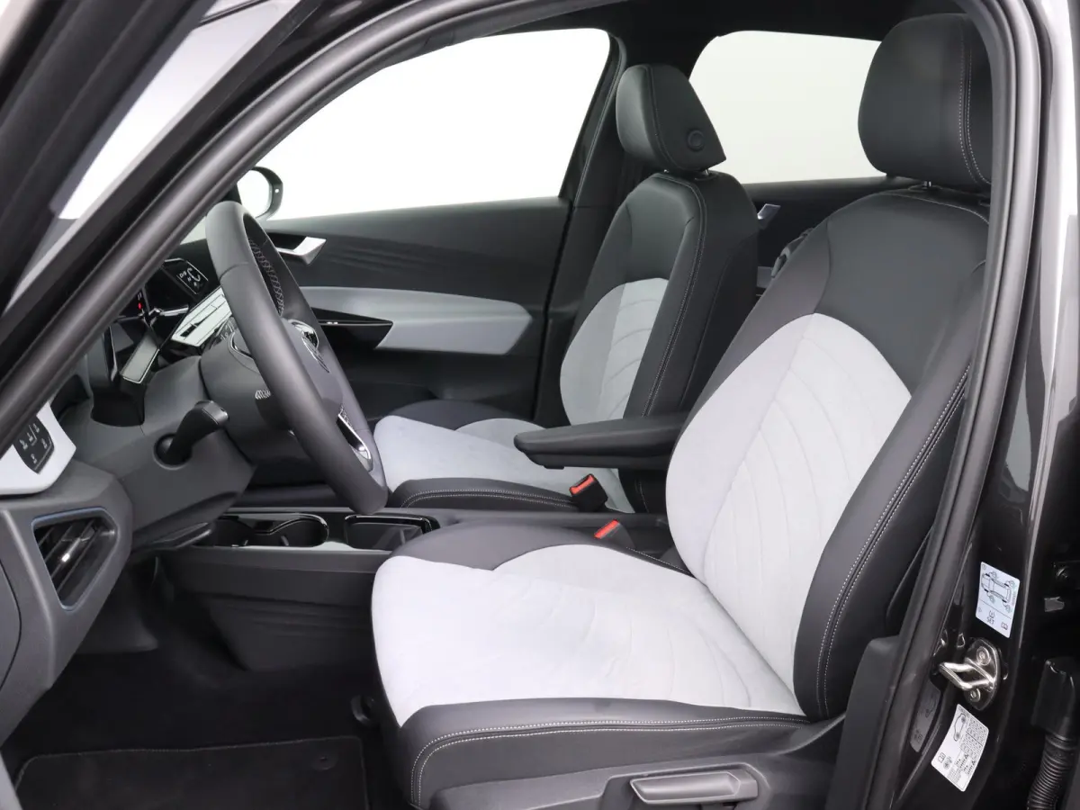 Pro Edition Advantage 204 PK DSG Assistance pakket plus | Comfort pakket plus | Design pakket plus | Infotainment package Plus | Sport pakket | Style interieur pakket (in zwart) | Warmtepomp