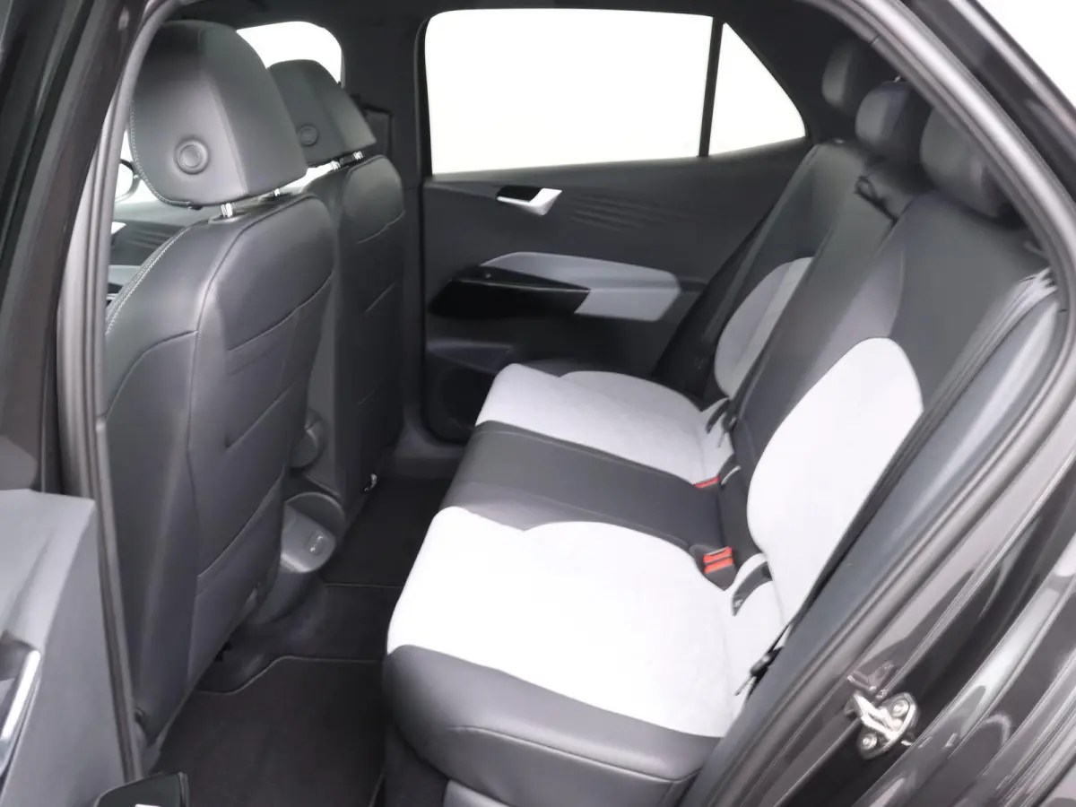 Pro Edition Advantage 204 PK DSG Assistance pakket plus | Comfort pakket plus | Design pakket plus | Infotainment package Plus | Sport pakket | Style interieur pakket (in zwart) | Warmtepomp