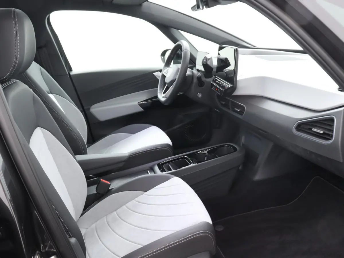 Pro Edition Advantage 204 PK DSG Assistance pakket plus | Comfort pakket plus | Design pakket plus | Infotainment package Plus | Sport pakket | Style interieur pakket (in zwart) | Warmtepomp