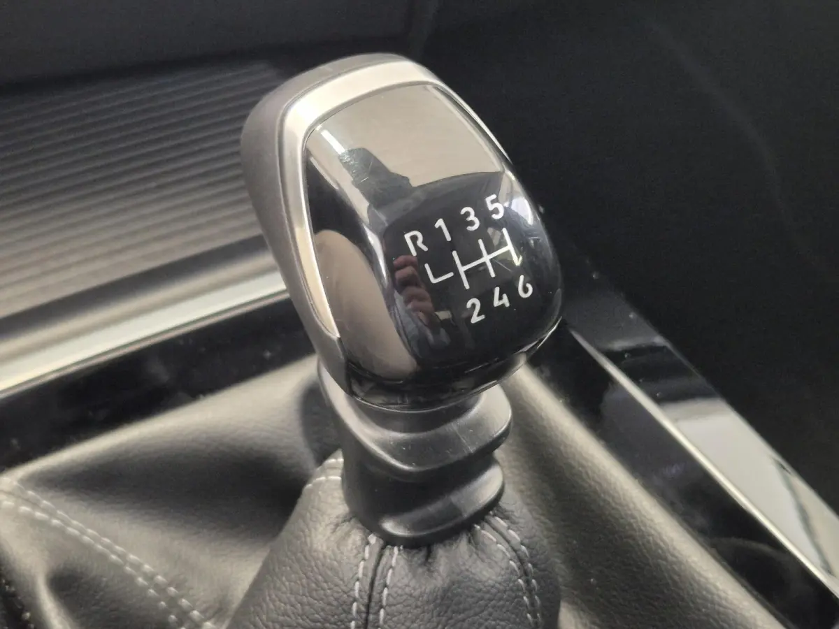 1.2 Turbo Edition | Apple CarPlay / Android Auto | Stoel- en stuurverwarming | AGR Comfortstoel | Parkeersensoren voor en achter |