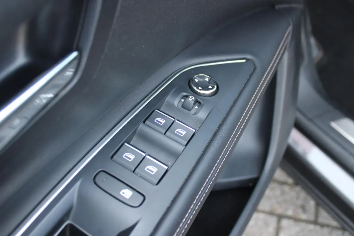 1.2 130PK AUTOMAAT GT PACK BUSINESS | PANORAMISCH SCHUIF/KANTEL DAK | AFNEEMBARE TREKHAAK | ALCANTARA BEKLEDING | FULL LED KOPLAMPEN | FOCAL AUDIO SYSTEM | 19" LICHTMETALEN VELGEN | CLIMATE 