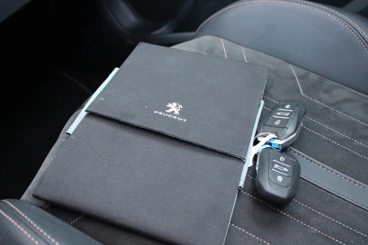 1.2 130PK AUTOMAAT GT PACK BUSINESS | PANORAMISCH SCHUIF/KANTEL DAK | AFNEEMBARE TREKHAAK | ALCANTARA BEKLEDING | FULL LED KOPLAMPEN | FOCAL AUDIO SYSTEM | 19" LICHTMETALEN VELGEN | CLIMATE 