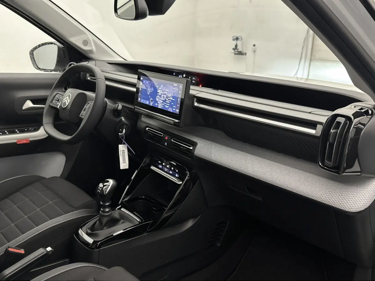 1.2 Turbo 100pk Plus Uit voorraad leverbaar!| Navigatie | Achteruitrijcamera | Cruise control | Apple Carplay/Android Auto | DAB+ radio | 17" lichtmetalen velgen |