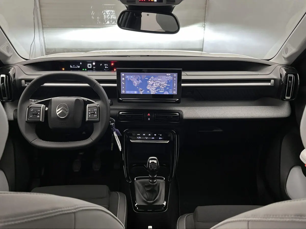 1.2 Turbo 100pk Plus Uit voorraad leverbaar!| Navigatie | Achteruitrijcamera | Cruise control | Apple Carplay/Android Auto | DAB+ radio | 17" lichtmetalen velgen |