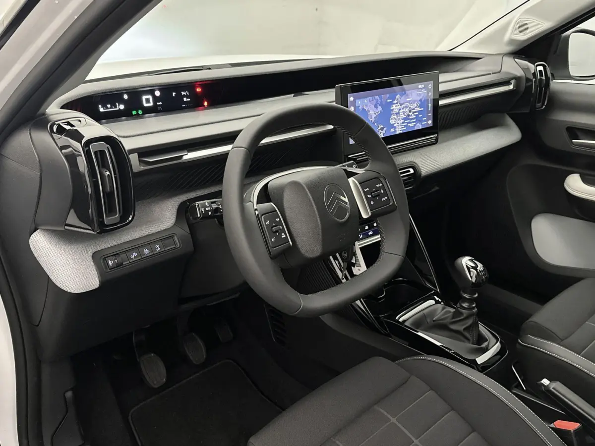 1.2 Turbo 100pk Plus Uit voorraad leverbaar!| Navigatie | Achteruitrijcamera | Cruise control | Apple Carplay/Android Auto | DAB+ radio | 17" lichtmetalen velgen |