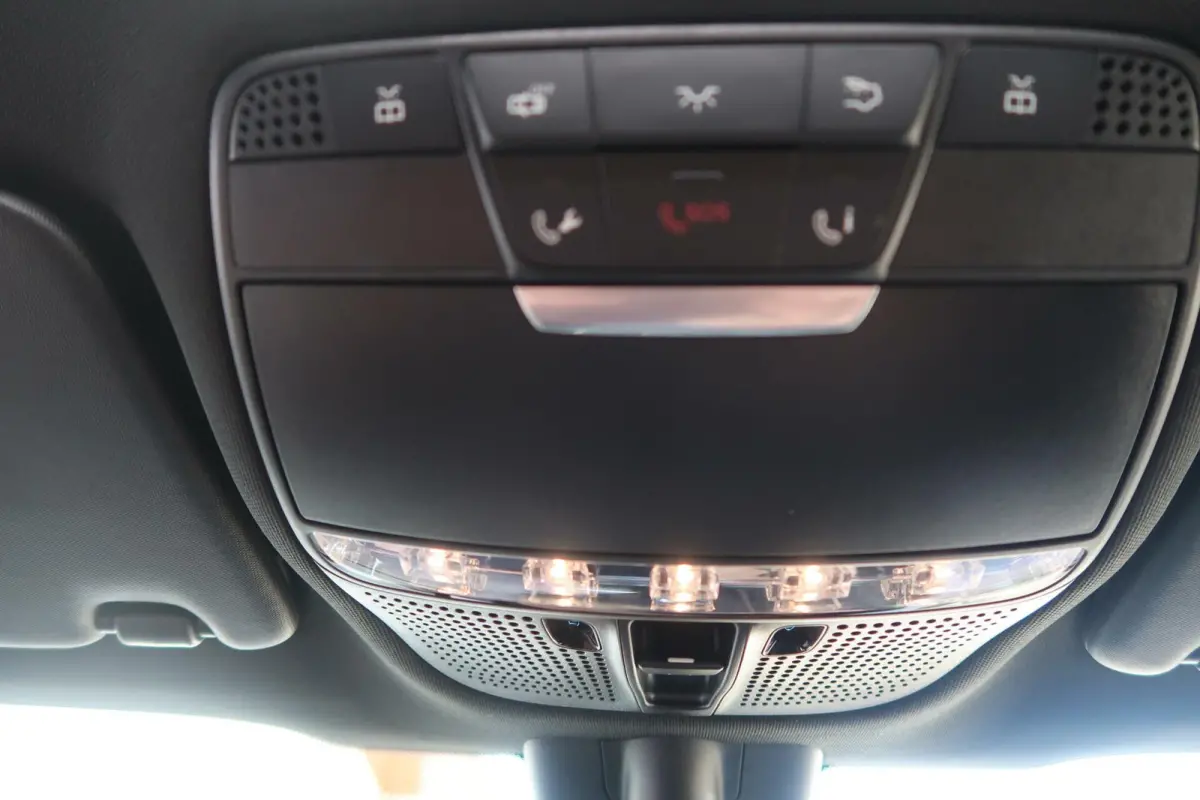 300 4MATIC AMG|SCHUIFDAK|TREKHAAK|BURMESTER|SFEER VERLICHTING|CAMERA|DEALER ONDERHOUDEN