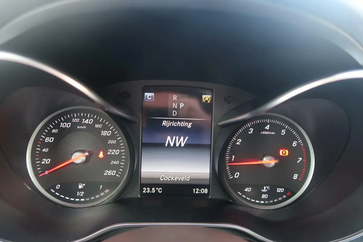 300 4MATIC AMG|SCHUIFDAK|TREKHAAK|BURMESTER|SFEER VERLICHTING|CAMERA|DEALER ONDERHOUDEN