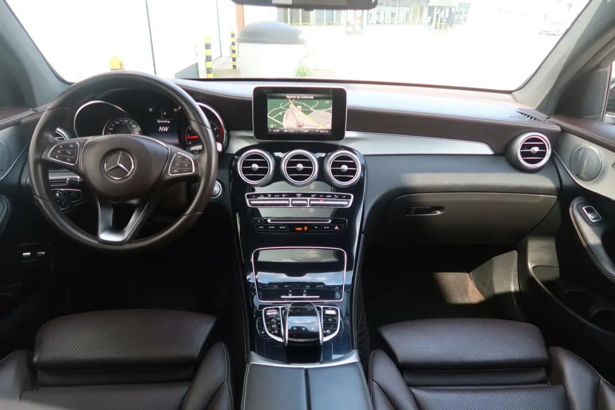 300 4MATIC AMG|SCHUIFDAK|TREKHAAK|BURMESTER|SFEER VERLICHTING|CAMERA|DEALER ONDERHOUDEN