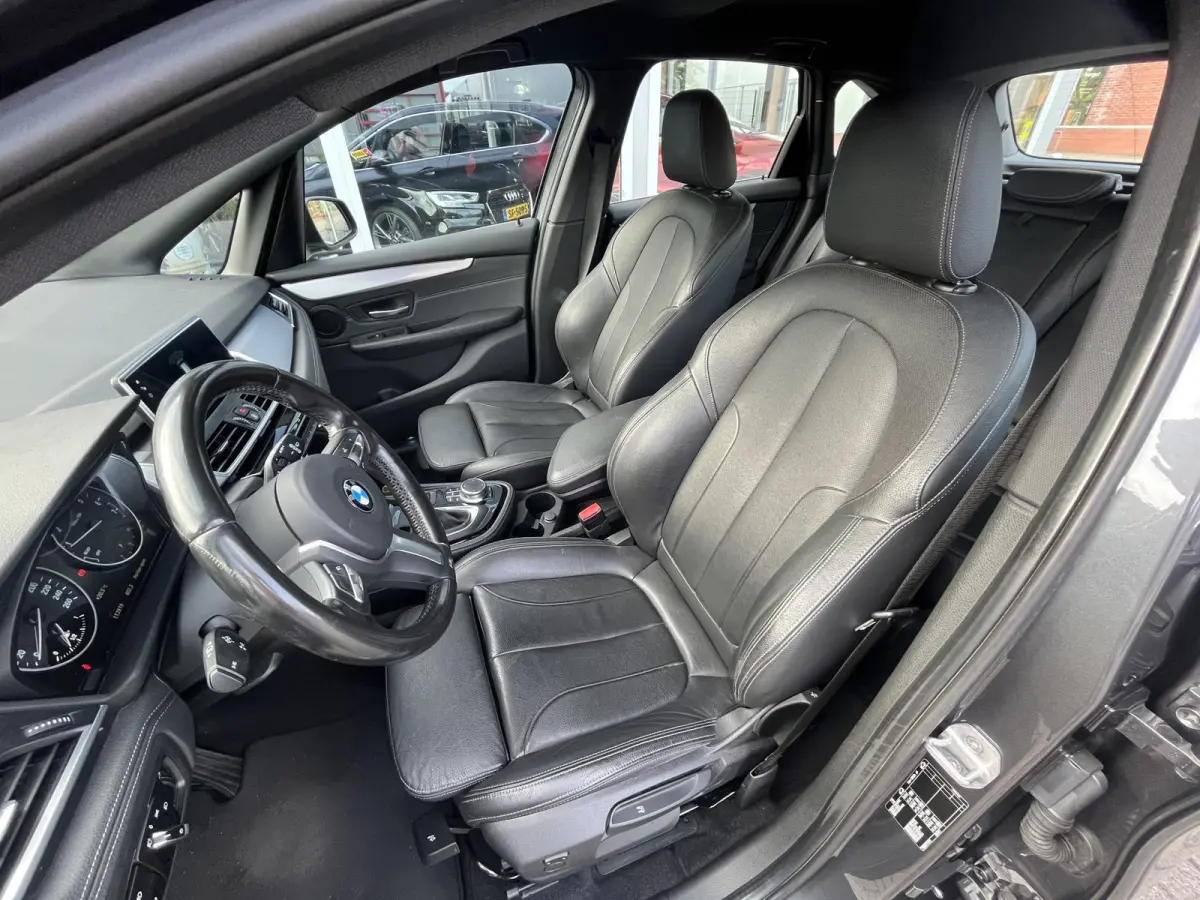 220i High Executive | M-Sport | HUD | Automaat | Trekhaak afneembaar 1.500 kg | NAP | 1e eigenaar