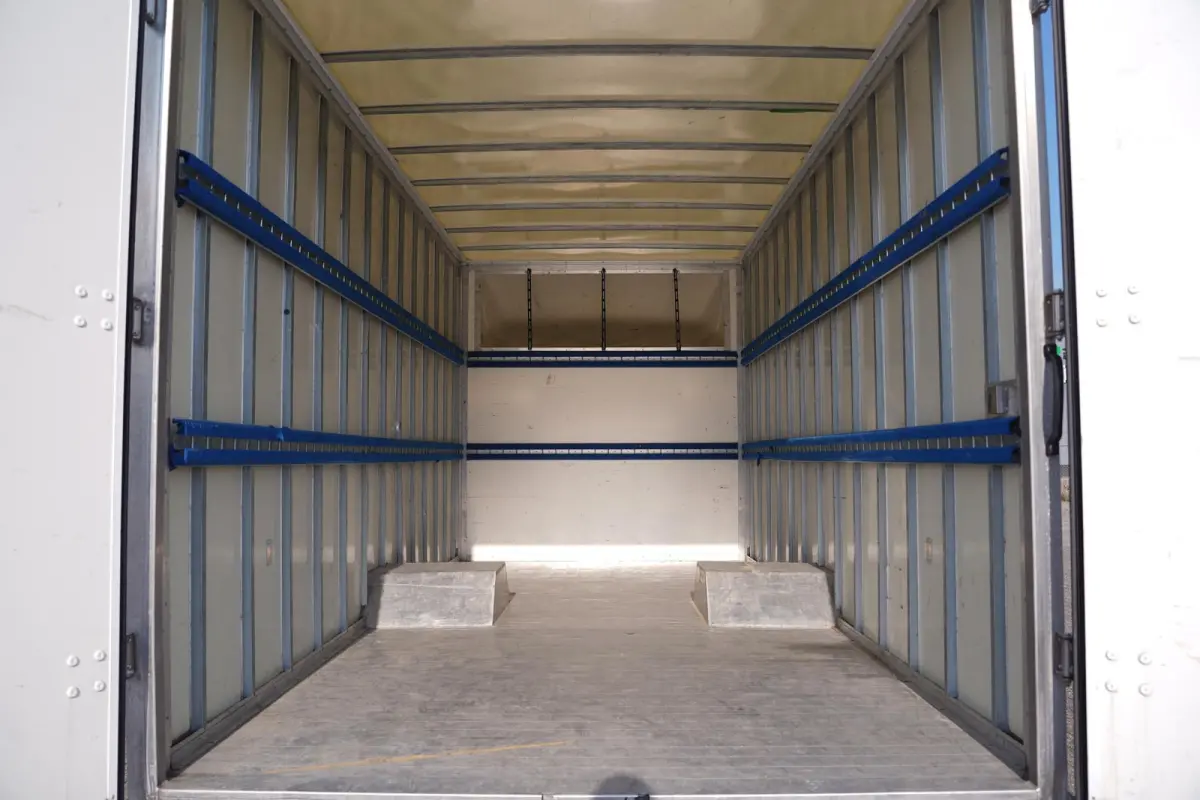 35C14 140 pk Automaat Bakwagen 30M3 Airco, Camera Luchtvering, Dakspoiler, Dubbel Lucht LxBxH 530x227x240 cm, 3-Zits