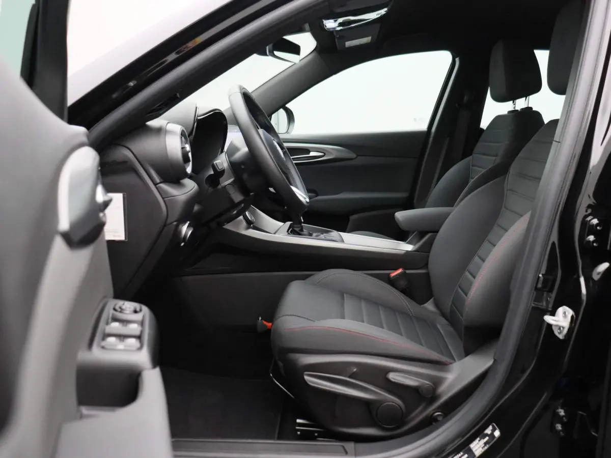 1.5T Hybrid Sprint | Navigatie | Climate Controle | LMV 18" | Parkeersensoren | LED | Apple Carplay/Android Auto |