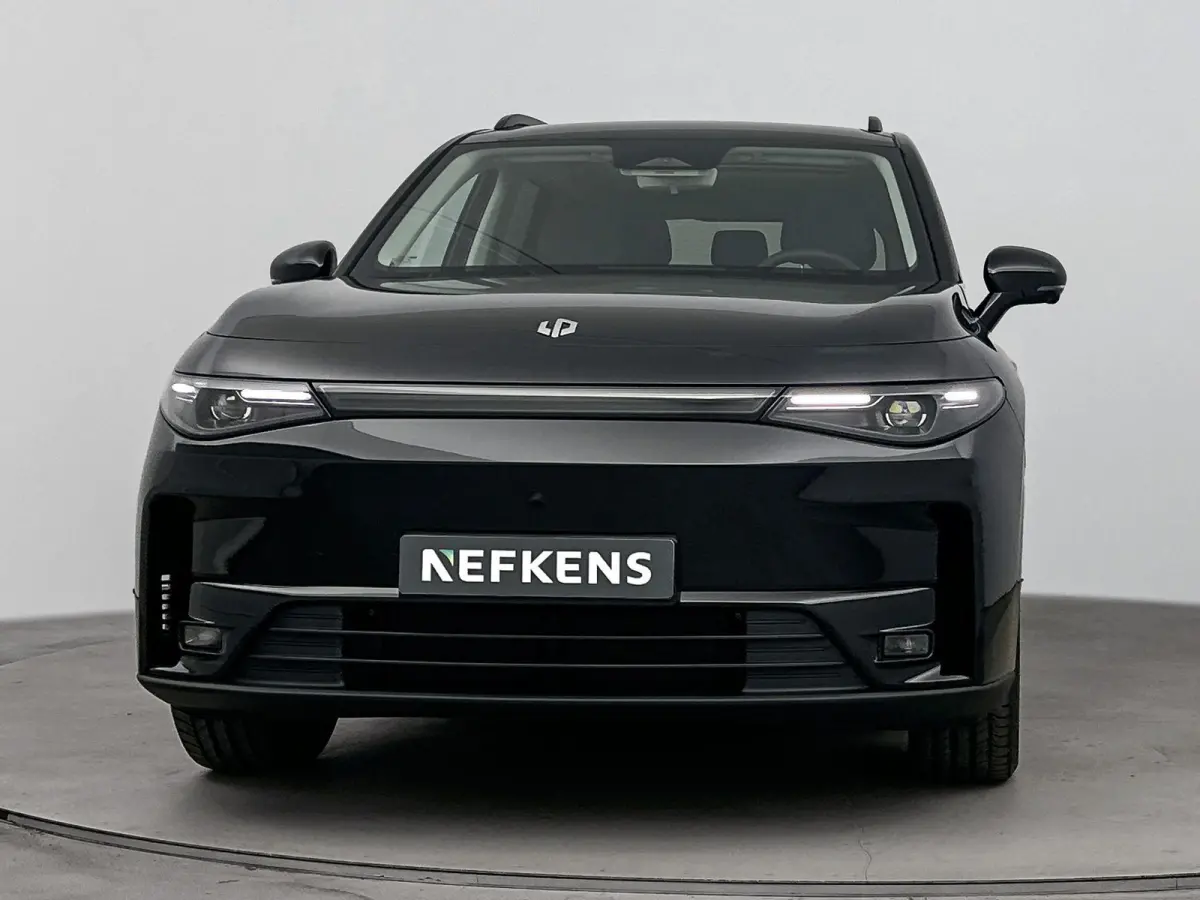 Design 69.9 kWh | lichtmetalen velgen 20" | luxe kunstlederen bekleding | navigatiesysteem | Panoramadak | Metallic Black