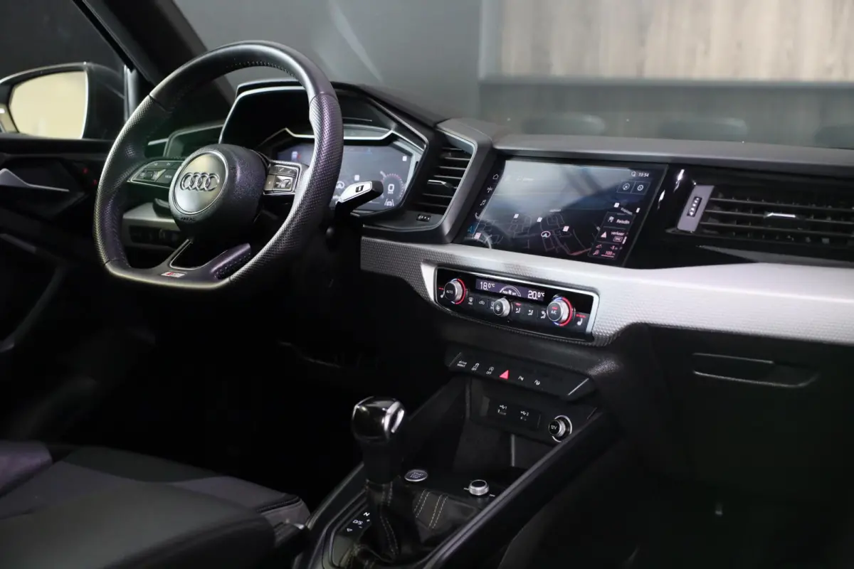 CITYCARVER 30 TFSI S Line / AUT / Acc / Lane Assist / Camera / Navi / Digital Cockpit / Matrix / Pdc / 18 Inch