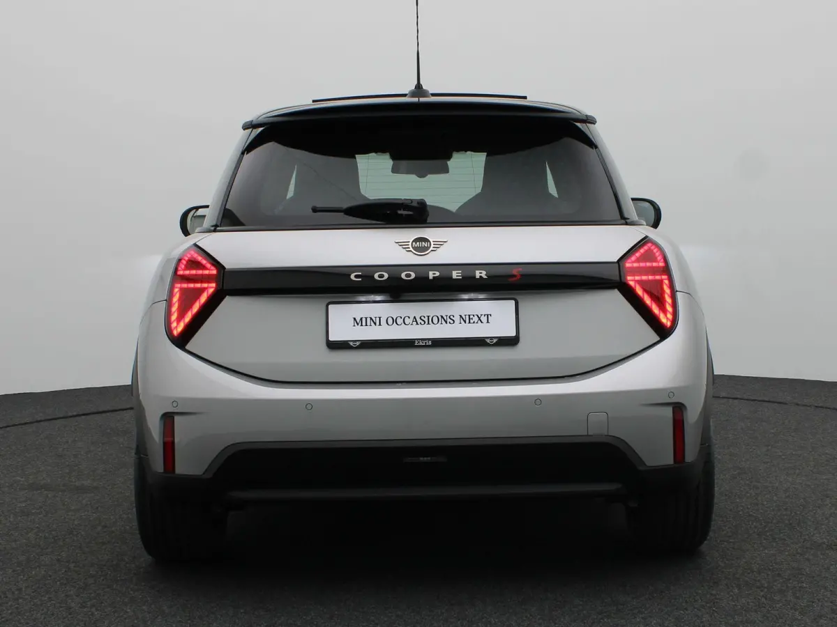 Cooper S Favoured Trim | Pakket M | Glazen Panoramadak | Stuur- en stoelverwarming | Comfort Access | Head-Up Display | 18" Night Flash LM