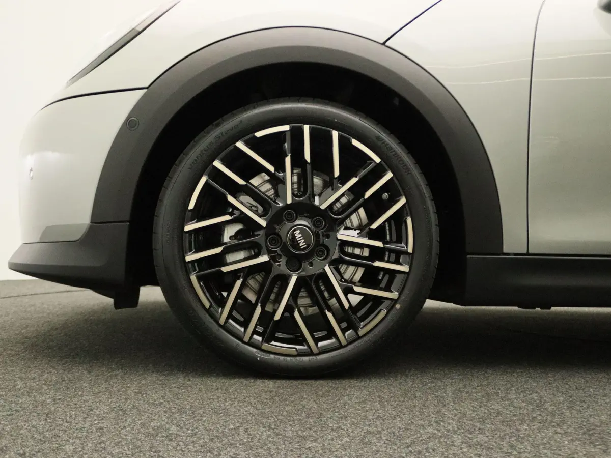 Cooper S Favoured Trim | Pakket M | Glazen Panoramadak | Stuur- en stoelverwarming | Comfort Access | Head-Up Display | 18" Night Flash LM