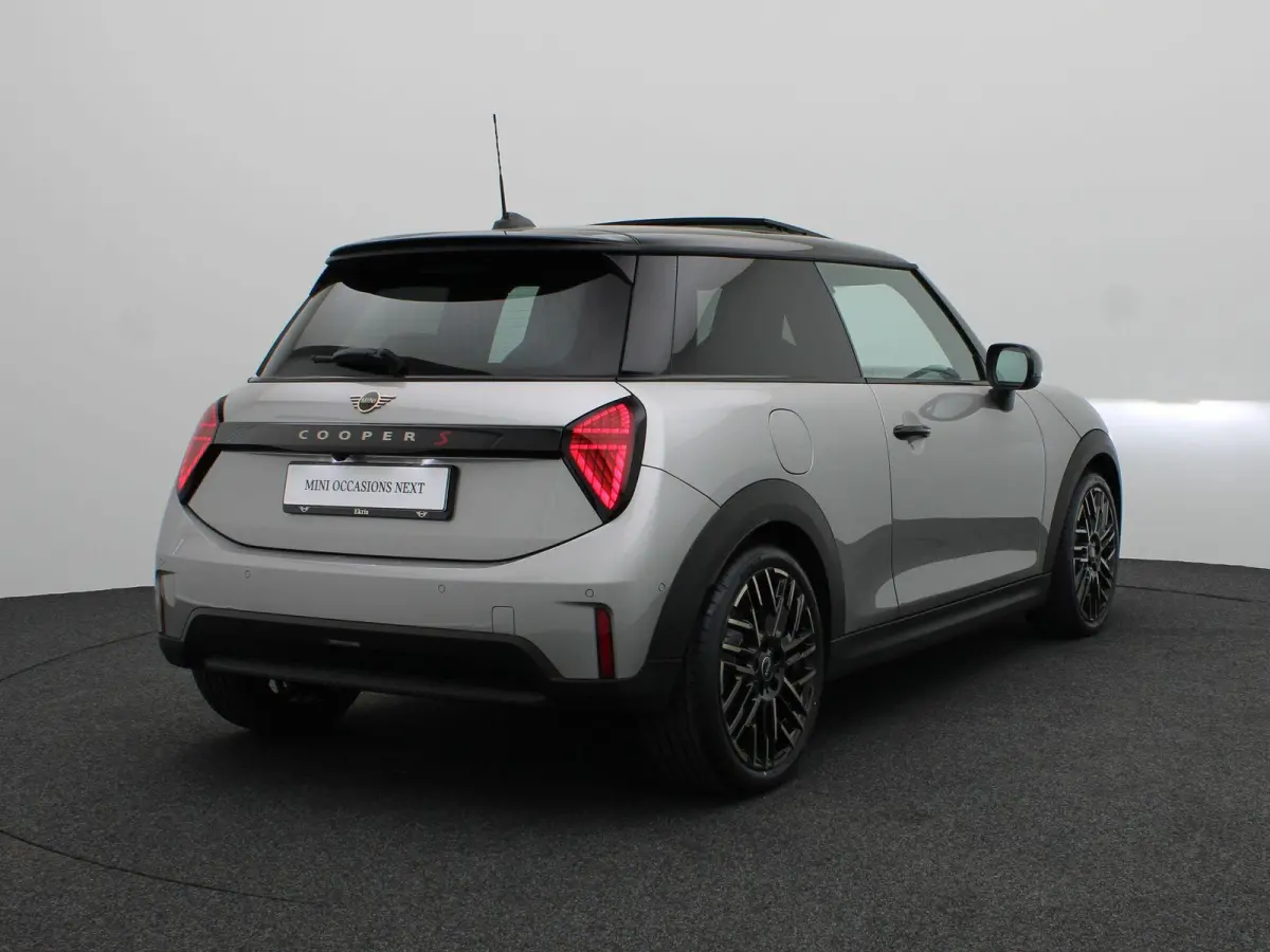 Cooper S Favoured Trim | Pakket M | Glazen Panoramadak | Stuur- en stoelverwarming | Comfort Access | Head-Up Display | 18" Night Flash LM