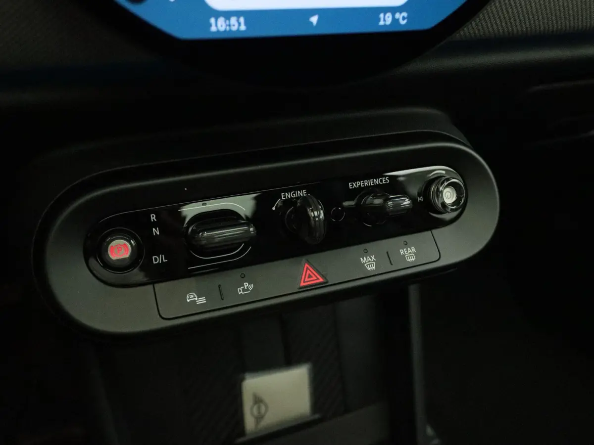 Cooper S Favoured Trim | Pakket M | Glazen Panoramadak | Stuur- en stoelverwarming | Comfort Access | Head-Up Display | 18" Night Flash LM