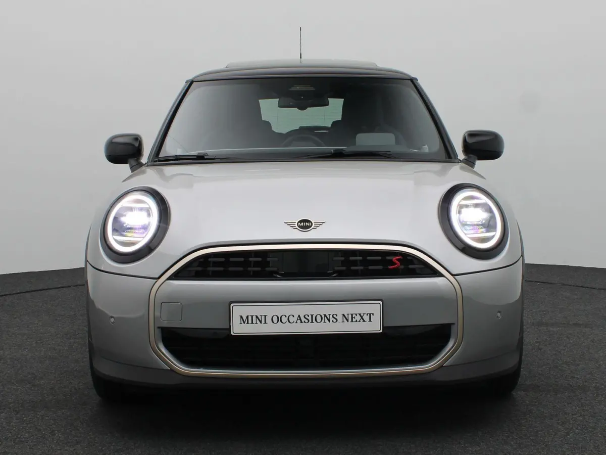 Cooper S Favoured Trim | Pakket M | Glazen Panoramadak | Stuur- en stoelverwarming | Comfort Access | Head-Up Display | 18" Night Flash LM