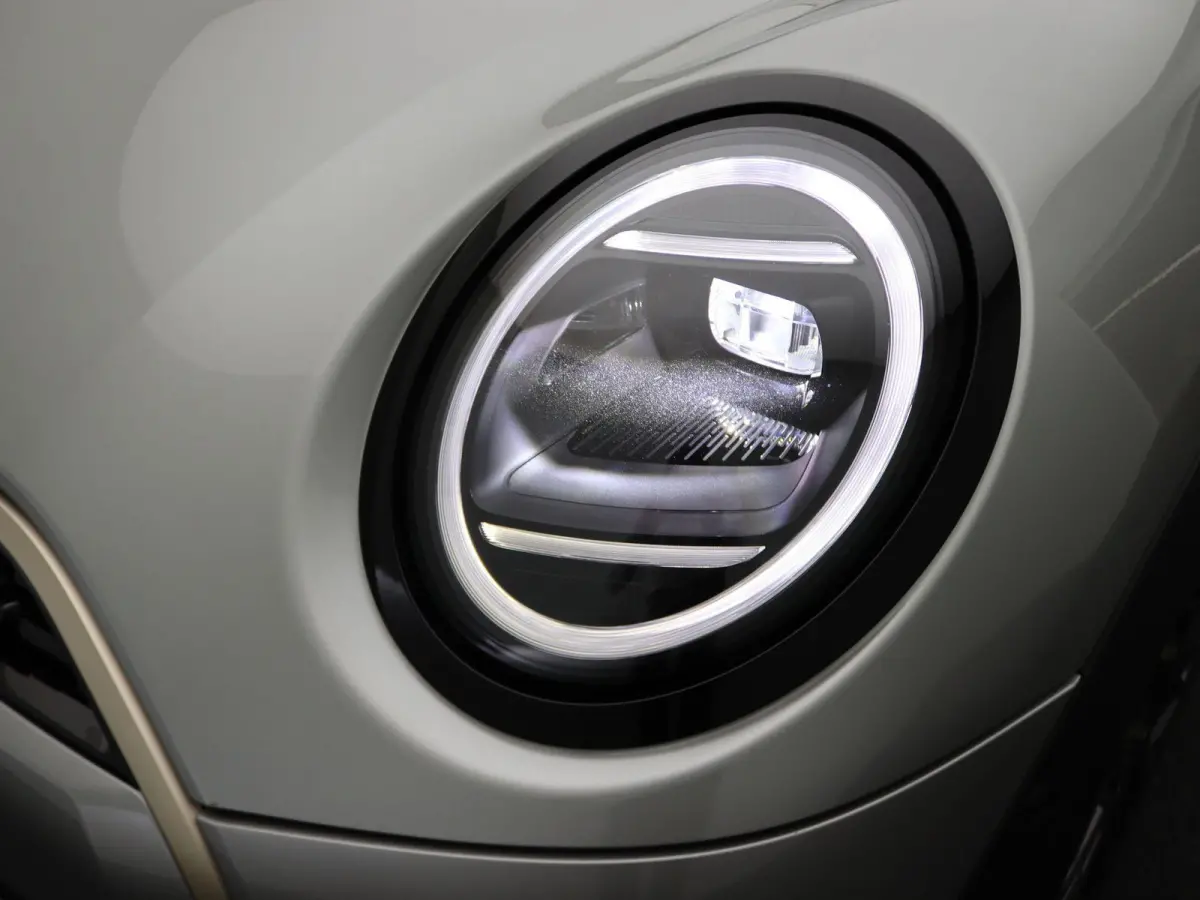 Cooper S Favoured Trim | Pakket M | Glazen Panoramadak | Stuur- en stoelverwarming | Comfort Access | Head-Up Display | 18" Night Flash LM