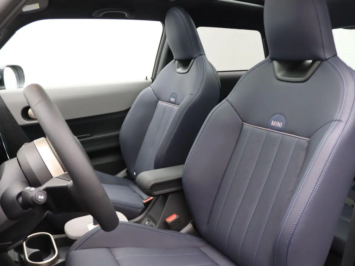 Cooper S Favoured Trim | Pakket M | Glazen Panoramadak | Stuur- en stoelverwarming | Comfort Access | Head-Up Display | 18" Night Flash LM