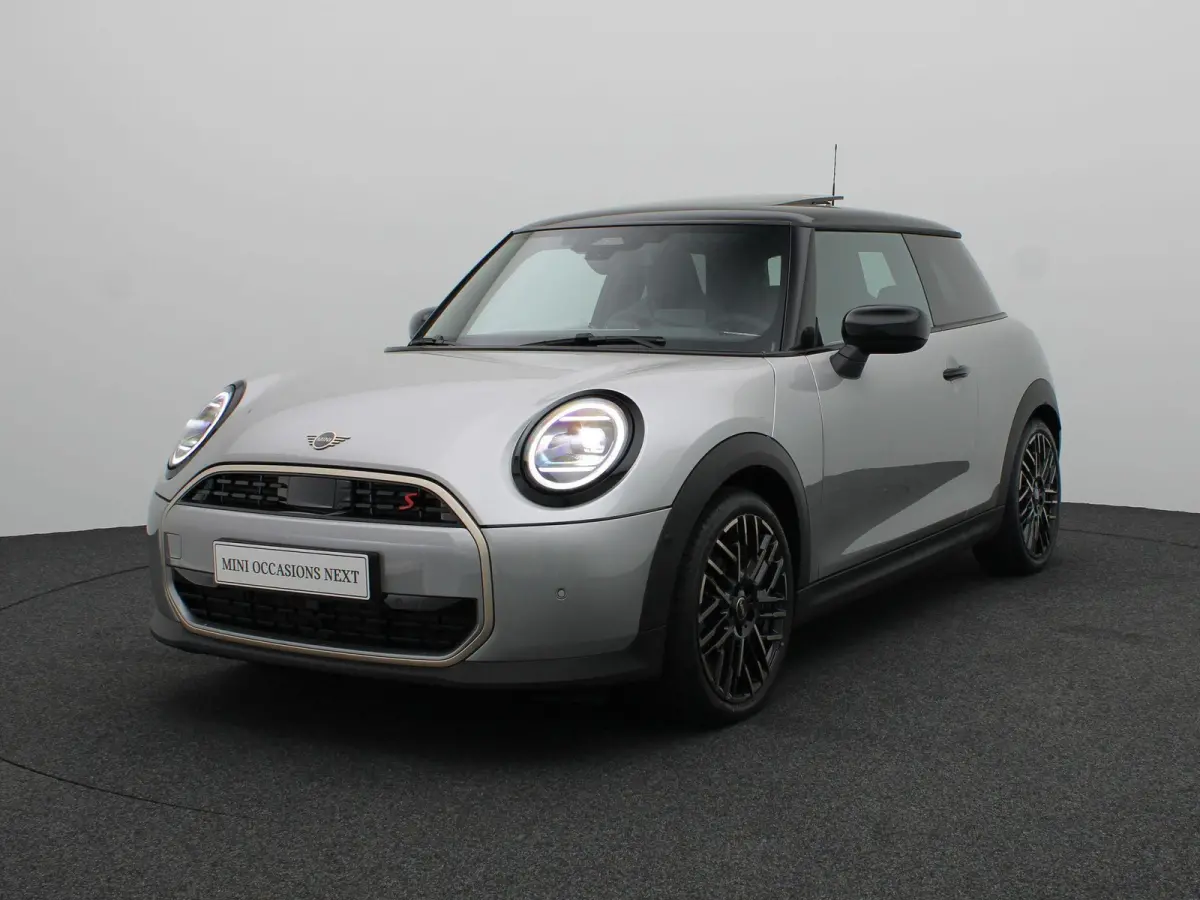 Cooper S Favoured Trim | Pakket M | Glazen Panoramadak | Stuur- en stoelverwarming | Comfort Access | Head-Up Display | 18" Night Flash LM