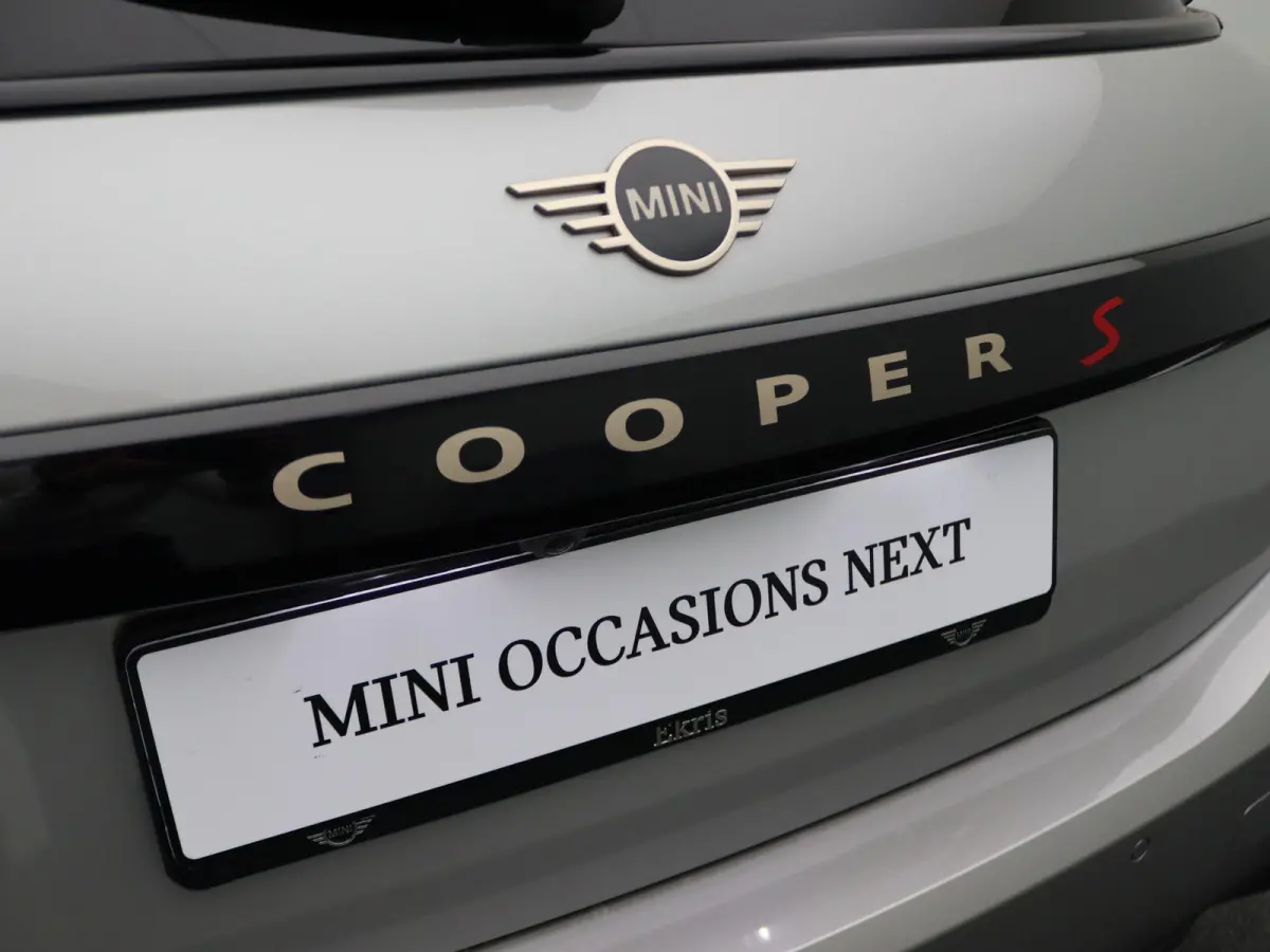 Cooper S Favoured Trim | Pakket M | Glazen Panoramadak | Stuur- en stoelverwarming | Comfort Access | Head-Up Display | 18" Night Flash LM