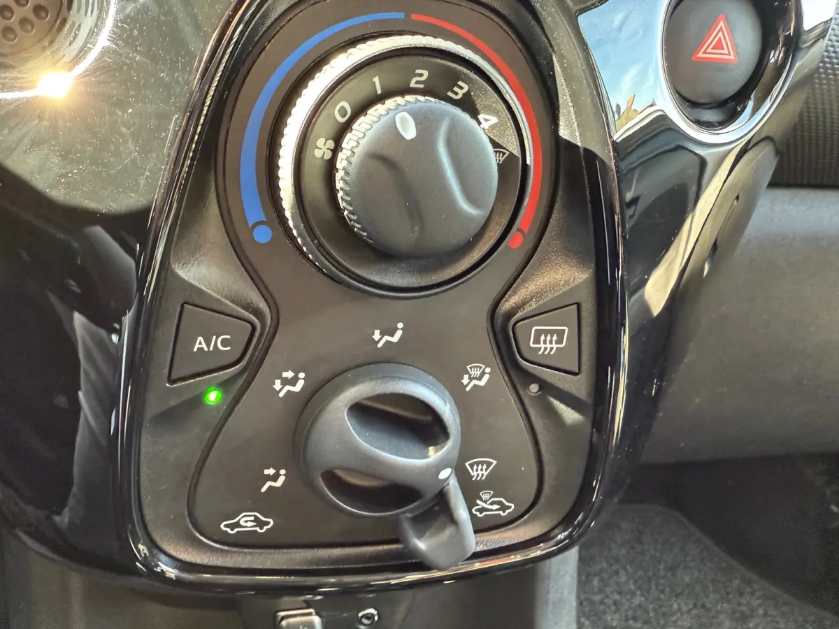 1.0 VTi Feel, Navigatie,Apple Carplay/Android,Airco,Achteruitrij camera