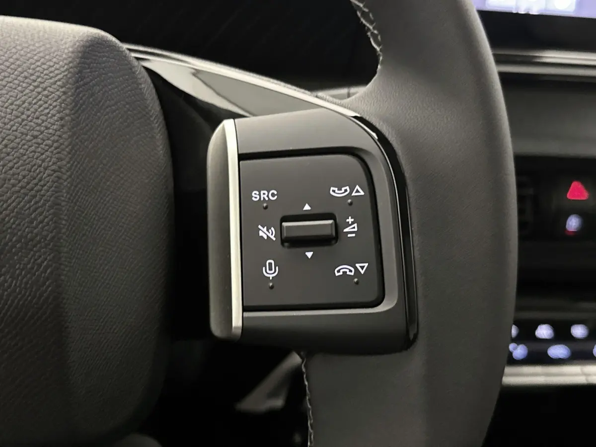 Max 100 pk | Navigatie | Achteruitrijcamera | Parkeersensoren Achter | Comfortstoelen | LED Koplampen | Head-up Display | Climate Control | Cruise Control | 17" Lichtmetalen Velgen | Apple C