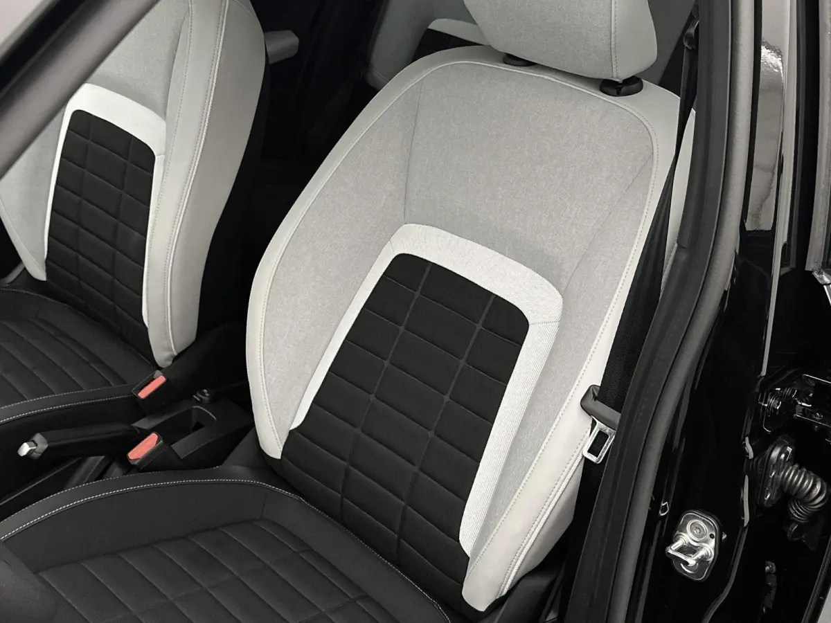 Max 100 pk | Navigatie | Achteruitrijcamera | Parkeersensoren Achter | Comfortstoelen | LED Koplampen | Head-up Display | Climate Control | Cruise Control | 17" Lichtmetalen Velgen | Apple C