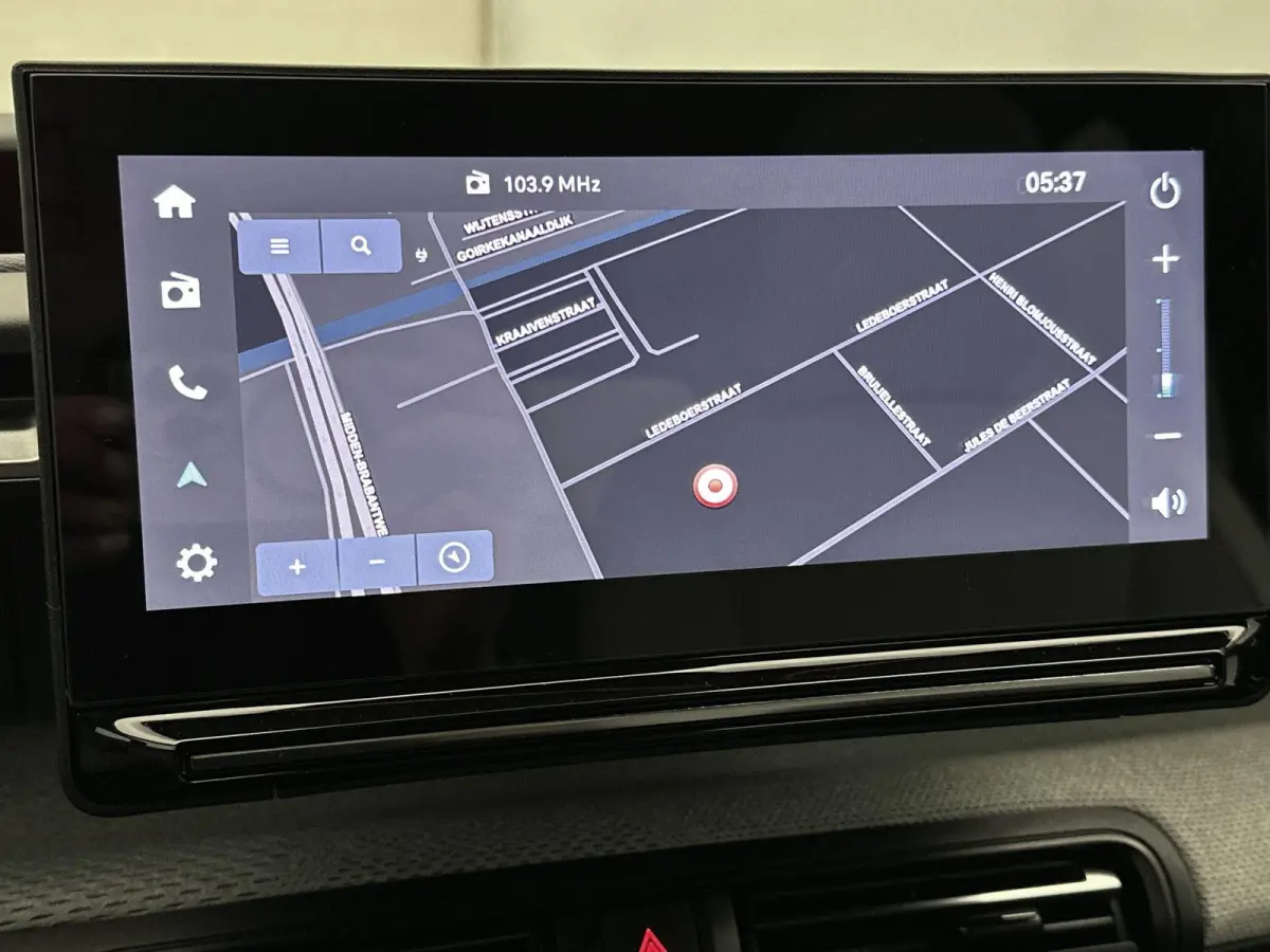 Max 100 pk | Navigatie | Achteruitrijcamera | Parkeersensoren Achter | Comfortstoelen | LED Koplampen | Head-up Display | Climate Control | Cruise Control | 17" Lichtmetalen Velgen | Apple C