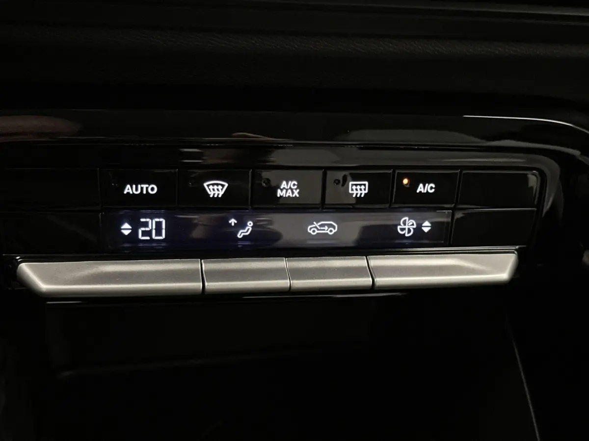 Max 100 pk | Navigatie | Achteruitrijcamera | Parkeersensoren Achter | Comfortstoelen | LED Koplampen | Head-up Display | Climate Control | Cruise Control | 17" Lichtmetalen Velgen | Apple C